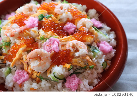 家庭料理の海鮮ちらし寿司 108293140