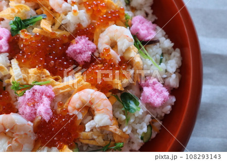 家庭料理の海鮮ちらし寿司 108293143