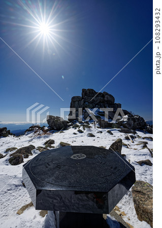 冬の金峰山山頂の風景と五丈石 108293432