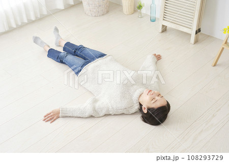 床暖房イメージ　フローリングに寝転ぶ女性 108293729