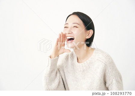 左方向に呼びかける中年女性　白背景 108293770