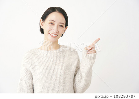 右側を指差す中年女性 白背景 右側を指差す中年女性 白背景 108293787
