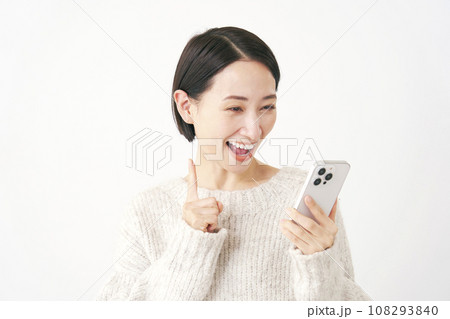 スマートフォンを持ってひらめく女性 白背景 スマートフォンを持ってひらめく女性 白背景 108293840