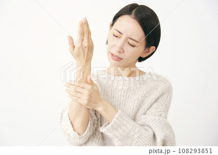手が痺れる中年女性　白背景 108293851