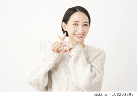 指でばつ印のジェスチャーをする中年女性 白背景 指でばつ印のジェスチャーをする中年女性 白背景 108293895