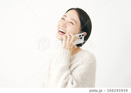 スマートフォンで電話する女性　白背景 108293939