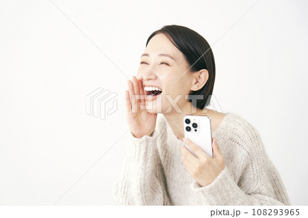 スマートフォンを持って呼びかける女性　白背景 108293965
