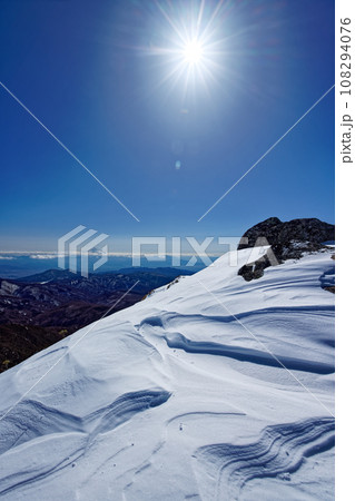 冬の金峰山稜線のシュカブラと富士山の眺め 108294076