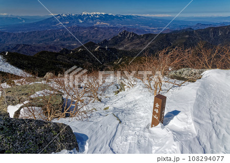 冬の金峰山山頂から見る八ヶ岳と瑞牆山 108294077