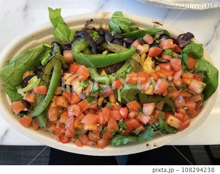カラフルなサラダ 108294238