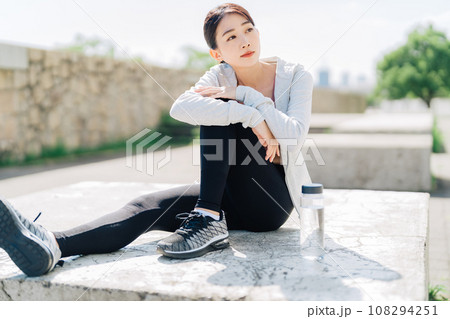 スポーツファッションの女性 108294251