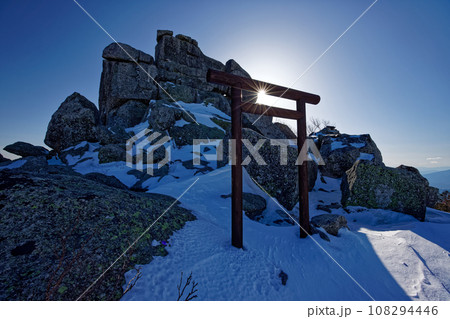 冬の金峰山山頂の五丈石 108294446