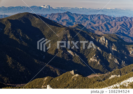 冬の金峰山山頂から見る午後の日差しを浴びる小川山と浅間山 108294524