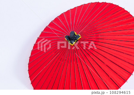 日本を象徴する伝統工芸品の和傘 正月や七五三や成人式イメージ 日本を象徴する伝統工芸品の和傘 正月や七五三や成人式イメージ 108294615