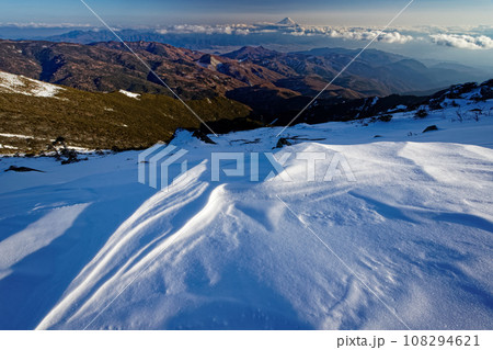 夕刻の金峰山山頂から望む富士山と甲府盆地の町並み 108294621