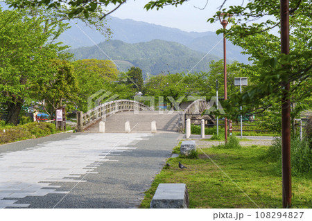 春の嵐山　大堰川分流の中ノ島橋 108294827