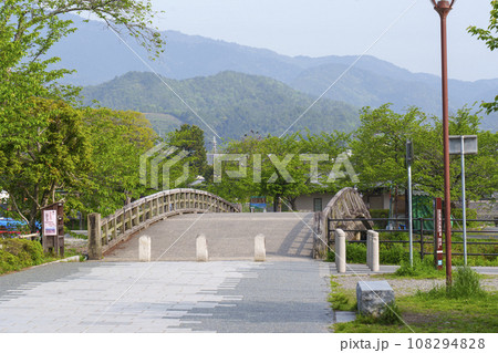 春の嵐山 大堰川分流の中ノ島橋 春の嵐山 大堰川分流の中ノ島橋 108294828