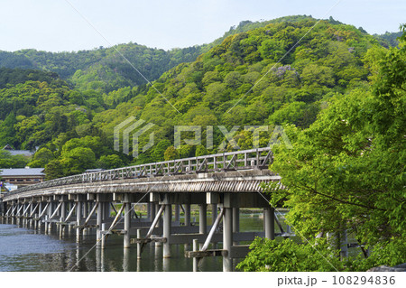 京都嵐山 新緑の渡月橋と桂川 京都嵐山 新緑の渡月橋と桂川 108294836