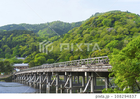 京都嵐山 新緑の渡月橋と桂川 京都嵐山 新緑の渡月橋と桂川 108294837