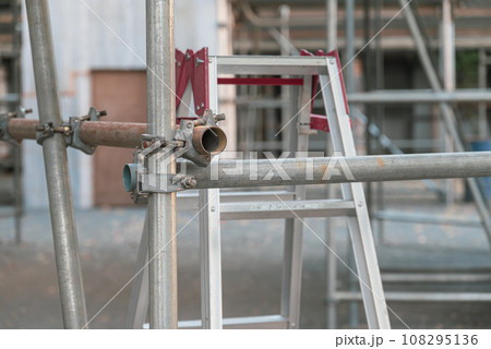 建築現場の三脚と単管足場 建築現場の三脚と単管足場 108295136