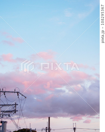夕焼け空に浮かぶピンクの雲 108295367