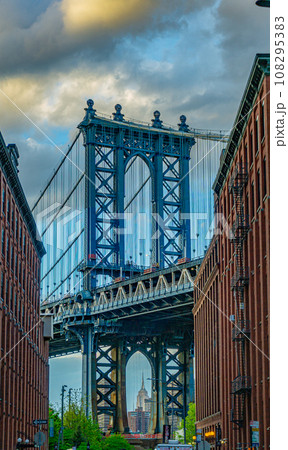 ブルックリンのダンボ(ニューヨークのマンハッタンを望む) ブルックリンのダンボ(ニューヨークのマンハッタンを望む) 108295383