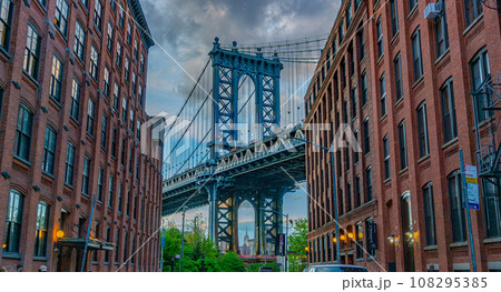 ブルックリンのダンボ(ニューヨークのマンハッタンを望む) 108295385
