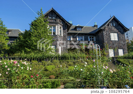 東京都　旧古河庭園　秋バラの風景 　都立庭園 108295764
