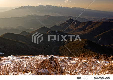 金峰山山頂から見る夕照の八ヶ岳と瑞牆山 108296306