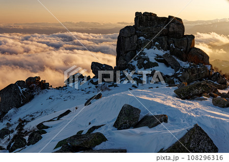 夕暮れの金峰山山頂の五丈石と雲海 108296316