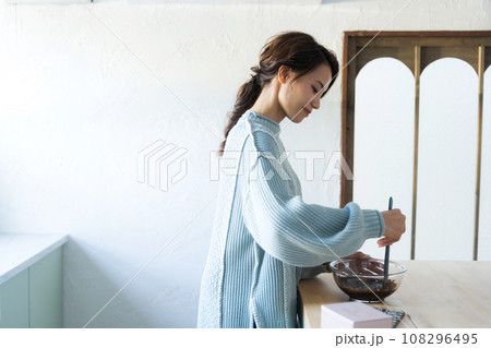 お菓子を作る女性 108296495
