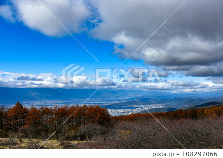 高ボッチ山頂から見る松本市街地と紅葉 108297066