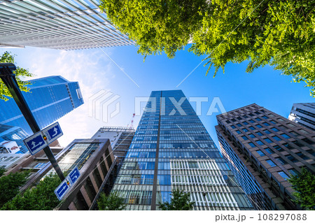 日本の東京都市景観 本日開業の虎ノ門ヒルズステーションタワー（虎ノ門ヒルズ駅）やビル群などを望む 108297088