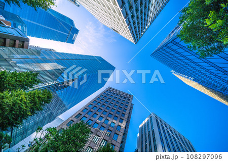 日本の東京都市景観 本日開業の虎ノ門ヒルズステーションタワー（虎ノ門ヒルズ駅）やビル群などを望む 108297096