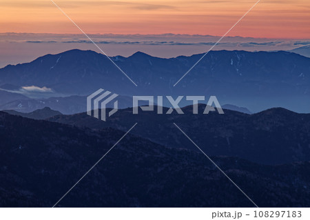 金峰山から見る夜明けの大菩薩の山並み 金峰山から見る夜明けの大菩薩の山並み 108297183
