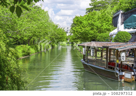 伏見十石舟　新緑の季節 108297312