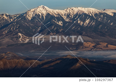 金峰山から見る朝の八ヶ岳 108297367