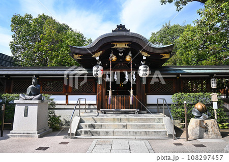 安倍晴明を祀る京都市の晴明神社 拝所 108297457