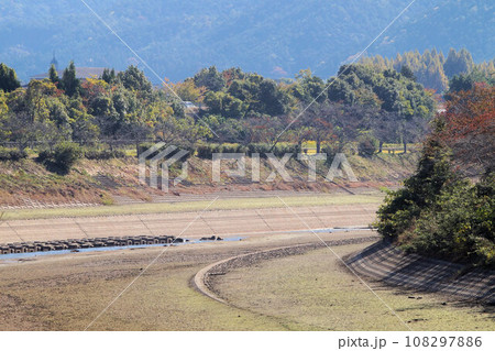 秋の篠山川 JR丹波大山駅付近 丹波篠山市 秋の篠山川 JR丹波大山駅付近 丹波篠山市 108297886