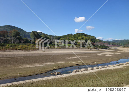 秋の篠山川 JR丹波大山駅付近 丹波篠山市 秋の篠山川 JR丹波大山駅付近 丹波篠山市 108298047