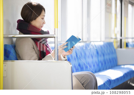 電車で座って読書をするミドル女性 108298055