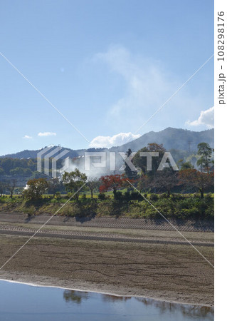秋の篠山川と黒豆の枝を焼く煙と田園風景 JR丹波大山駅付近 丹波篠山市 秋の篠山川と黒豆の枝を焼く煙と田園風景 JR丹波大山駅付近 丹波篠山市 108298176