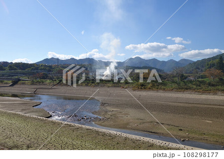 秋の篠山川と黒豆の枝を焼く煙と田園風景 JR丹波大山駅付近 丹波篠山市 秋の篠山川と黒豆の枝を焼く煙と田園風景 JR丹波大山駅付近 丹波篠山市 108298177