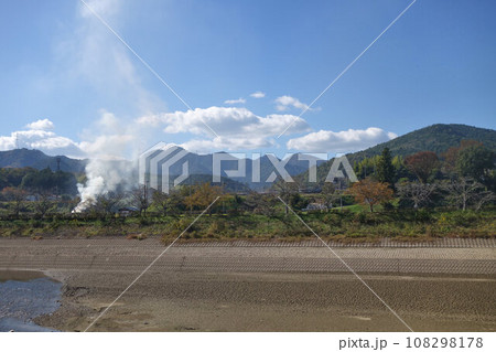 秋の篠山川と黒豆の枝を焼く煙と田園風景 JR丹波大山駅付近 丹波篠山市 秋の篠山川と黒豆の枝を焼く煙と田園風景 JR丹波大山駅付近 丹波篠山市 108298178