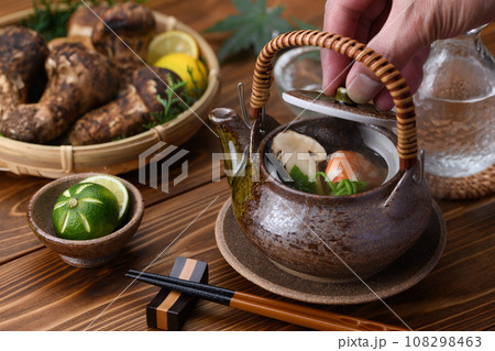 秋の味覚 高級食材 松茸の土瓶蒸し 秋の味覚 高級食材 松茸の土瓶蒸し 108298463