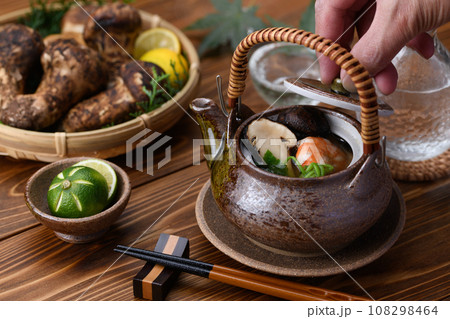 秋の味覚 高級食材 松茸の土瓶蒸し 秋の味覚 高級食材 松茸の土瓶蒸し 108298464