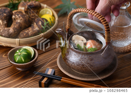 秋の味覚 高級食材 松茸の土瓶蒸し 108298465