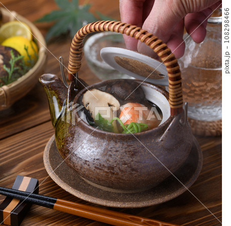 秋の味覚 高級食材 松茸の土瓶蒸し 秋の味覚 高級食材 松茸の土瓶蒸し 108298466