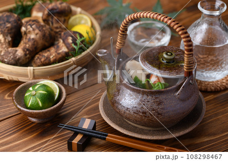 秋の味覚 高級食材 松茸の土瓶蒸し 108298467