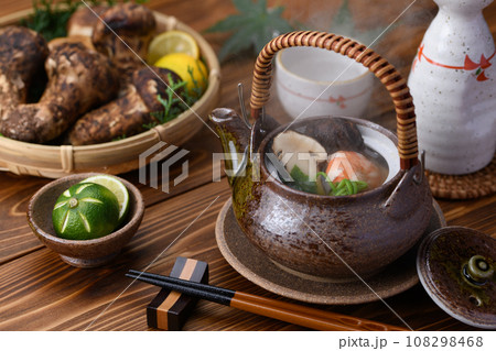 秋の味覚 高級食材 松茸の土瓶蒸し 秋の味覚 高級食材 松茸の土瓶蒸し 108298468